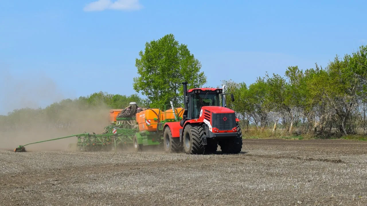 Трактор Кировец К-7 на посевной